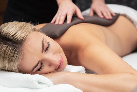 Augustiniánská masáž 80 minut s relaxem ve wellness